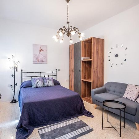 Close To Airport - Private Room With Private Bathroom Adults Only Gudja Esterno foto