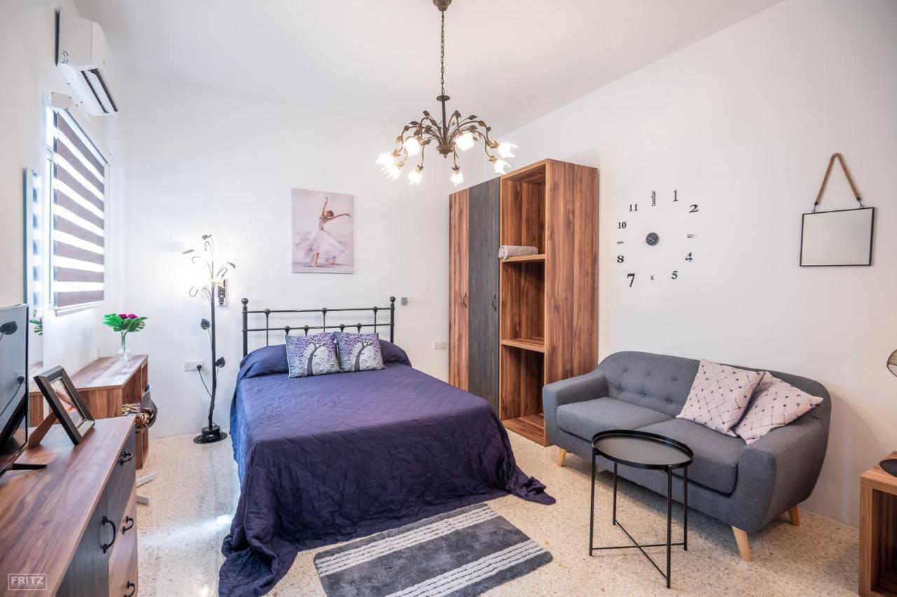 Close To Airport - Private Room With Private Bathroom Adults Only Gudja Esterno foto