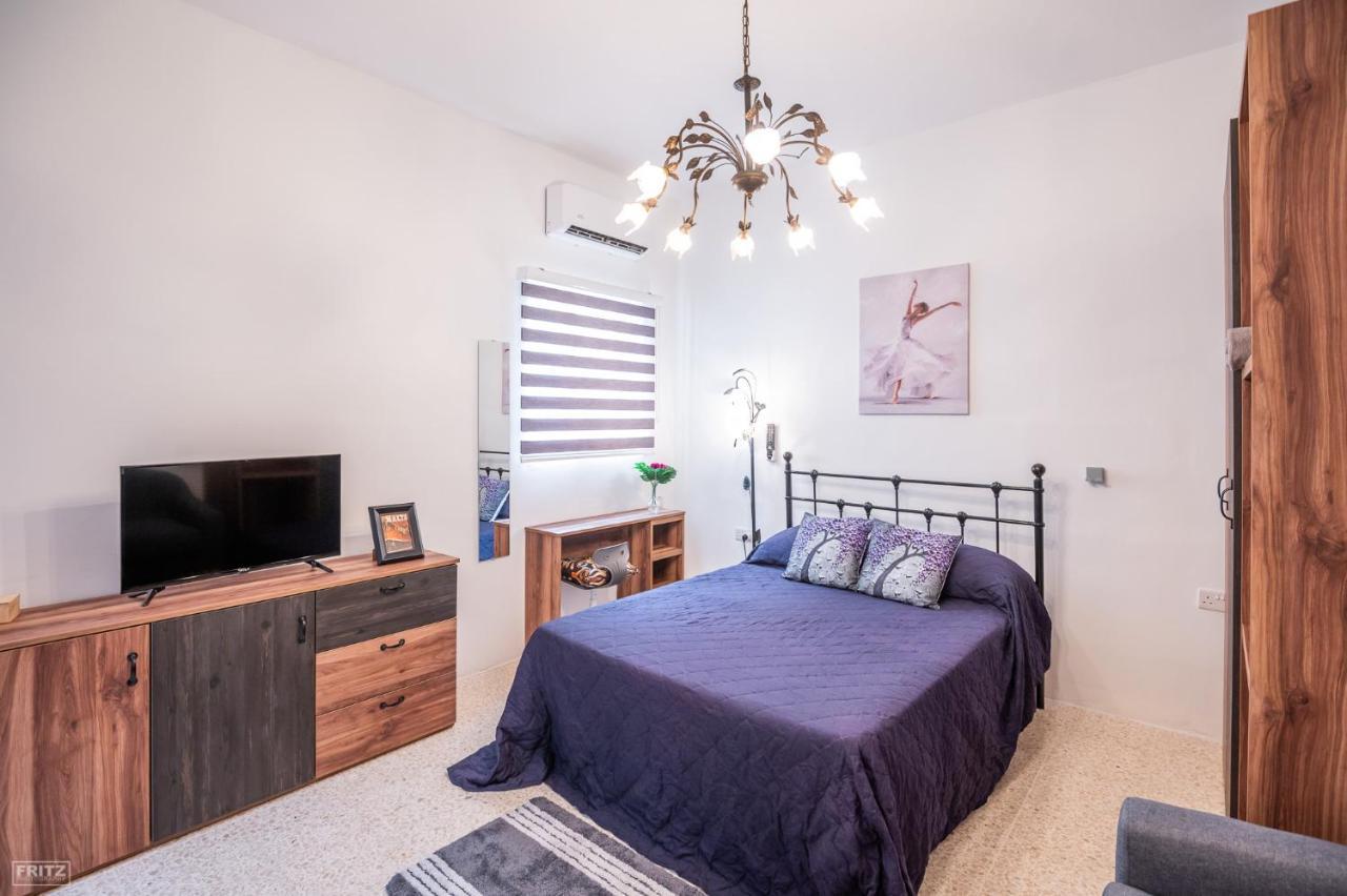 Close To Airport - Private Room With Private Bathroom Adults Only Gudja Esterno foto