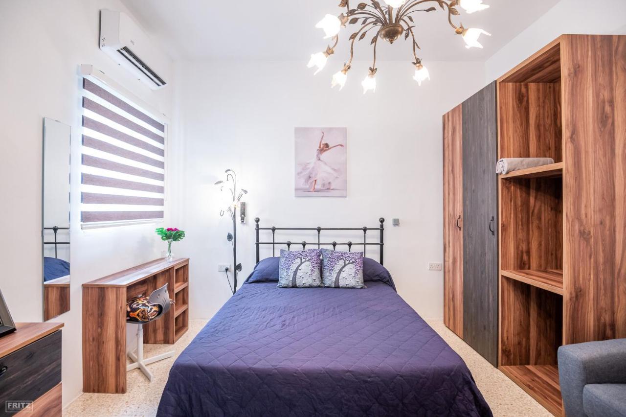 Close To Airport - Private Room With Private Bathroom Adults Only Gudja Esterno foto