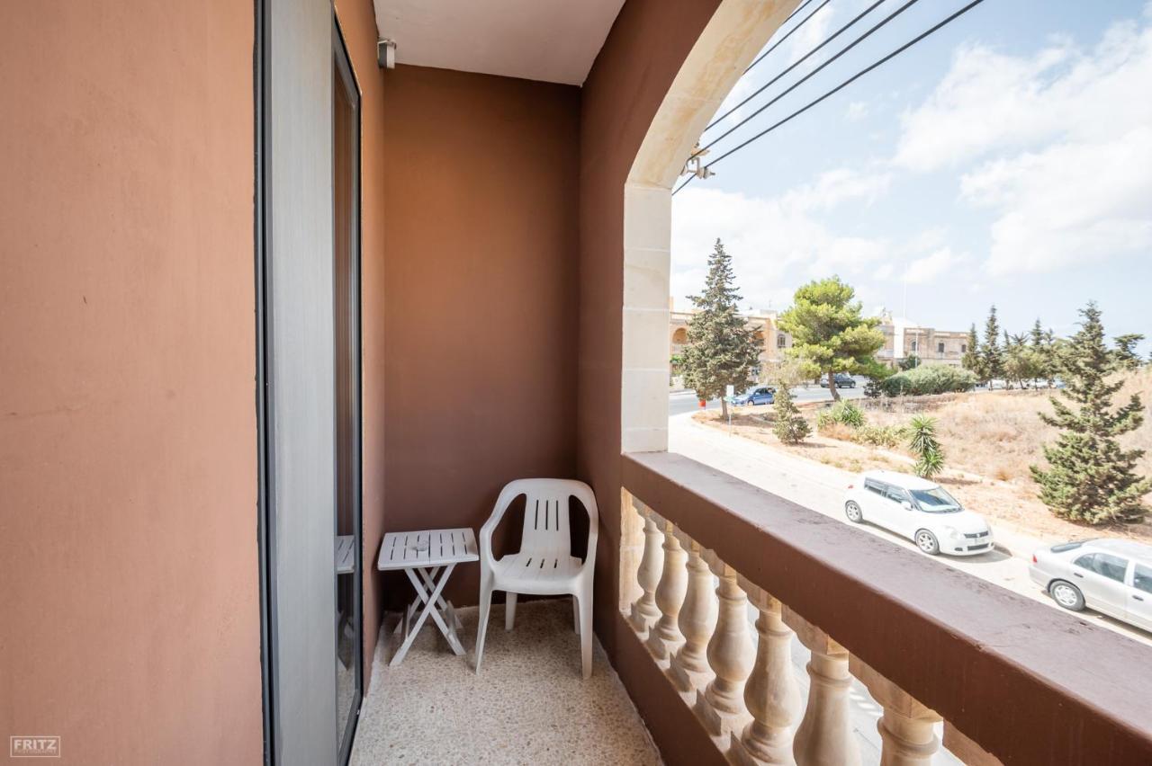 Close To Airport - Private Room With Private Bathroom Adults Only Gudja Esterno foto